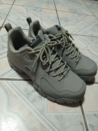 Tênis Oakley n°40 cinza 370 pra ir hoje