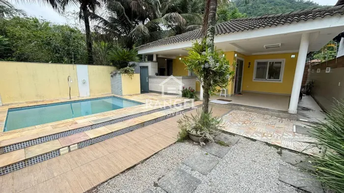 Ótima casa em condomínio fechado com portão eletrônico em Vargem Grande/RJ!