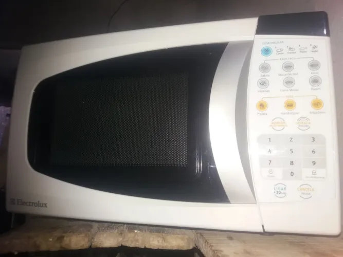 Microondas da Electrolux de 20L funcionando perfeitamente em ótimo estado 