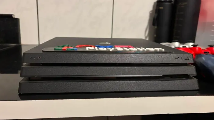 PS4 Pro 1Tb com 3 controles e 2 jogos
