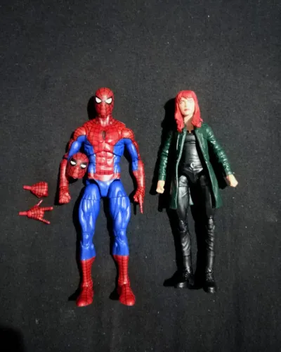 Homem Aranha retro e Mary Jane custom