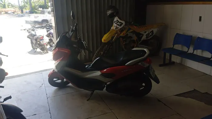 Moto revisada pneus bons