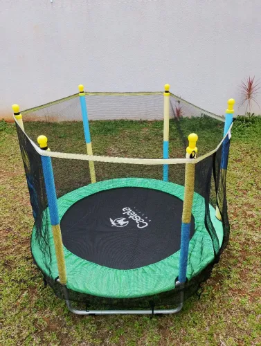 Cama elástica infantil semi nova pequena.
