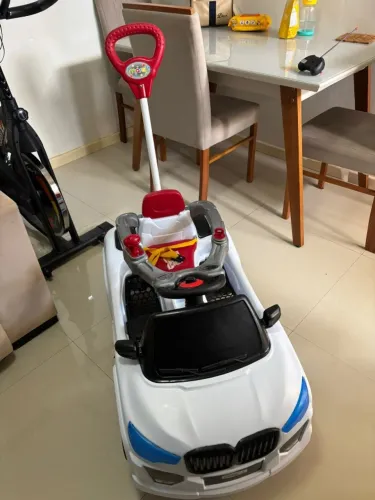 Carrinho infantil a Pedal Mara Branco com Buzina e Cinto Segurança