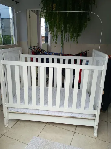 Berço, bebê conforto e cadeirão de alimentação.