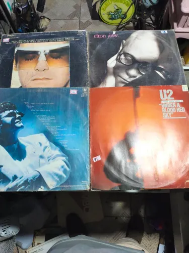 Lote com quatro disco de vinil sendo 3 de Elton John e um clássico não vendo separado