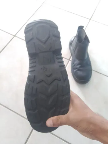 BOTA BICO DE FERRO E CALÇAS DE UNIFORME