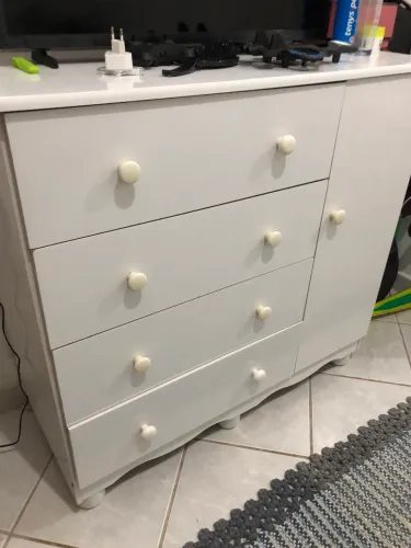 Quadra roupa infantil e cômoda