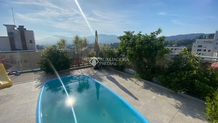 Cobertura com piscina.