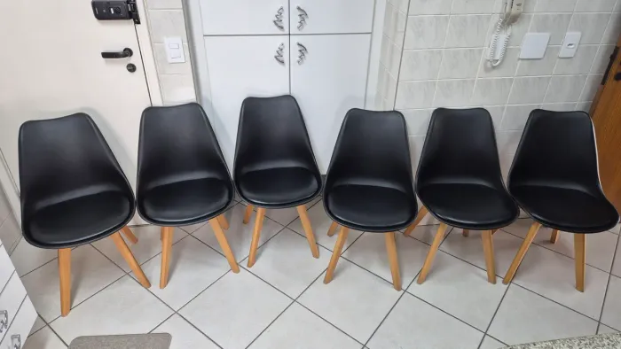 Jogo de cadeiras Charles Eames estofada com base em madeira
