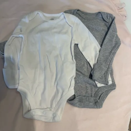 4 roupas Carters NOVA