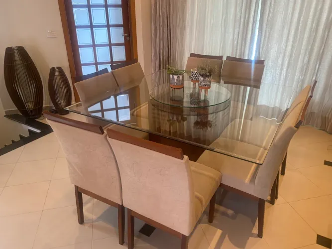Mesa em vidro bisotê 1,50x 1,50 com base em madeiras com 8 cadeira e prato giratório 