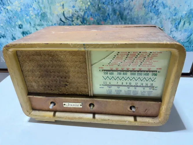 Rádio antigo Válvulado marca janir anos 50