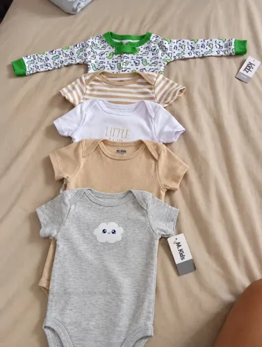 Kit 4 bodies + macacão NOVO NUNCA USADO COM ETIQUETA 