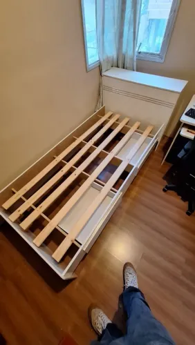 Cama solteiro c/ baú e gavetas. Novinha. 
