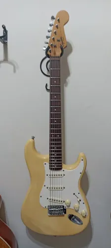 Kit: Guitarra squier fender + pedaleira zoom Gfx707 + cubo moog Gs20