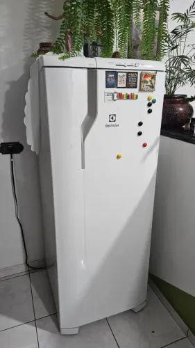 Geladeira Electrolux RE31 Degelo Prático Seminova em Perfeito Estado