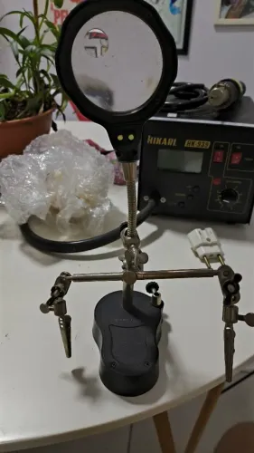 Lupa de mesa com led e garra