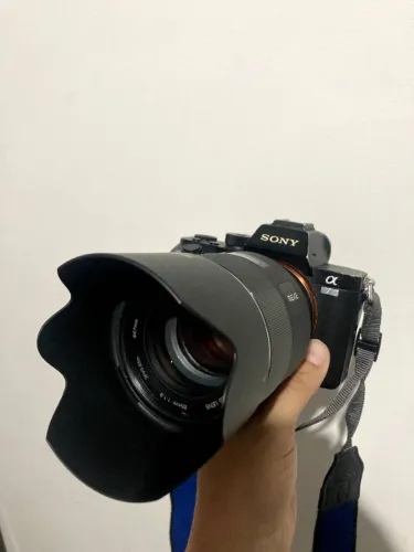 Sony A7R II (42.4 MP) + lente meike 85mm 1.8 foco manual + 4 Baterias