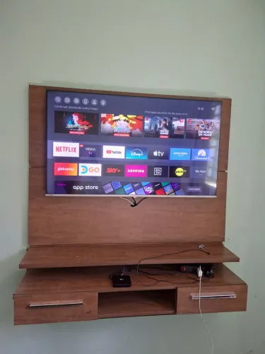 Rack com painel madeira