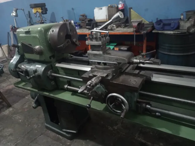 Vendo torno mecânico de 1.5 entre pontas barramento retificado , máquina em ótimo estado