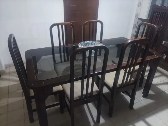 Baixou !! Mesa de Madeira maciça (com tampa de vidro)
