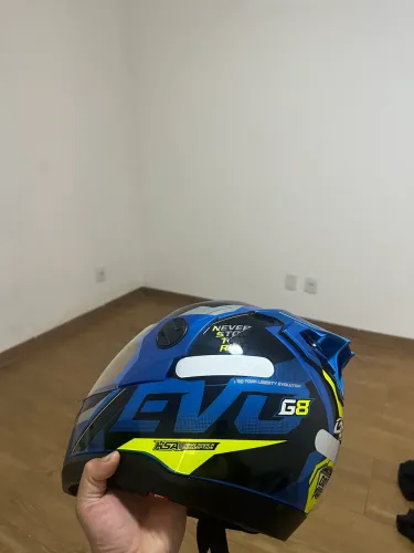 Capacete seminovo na cor azul tamanho L ( grande )