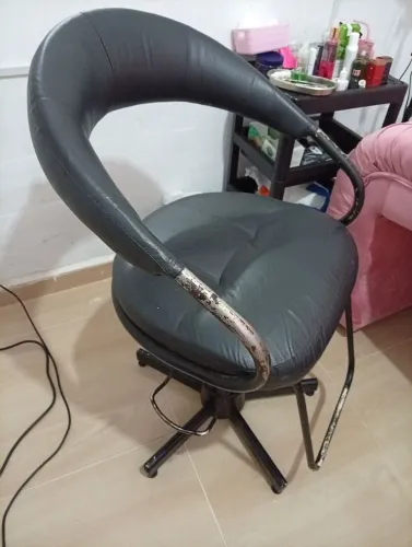 CADEIRA E LAVATÓRIO