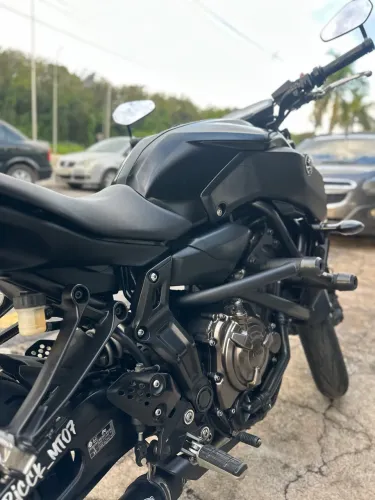 Vendo MT 07 equipada !