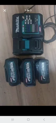 Baterias mais carregador makita 40v Max original funcionando perfeitamente 