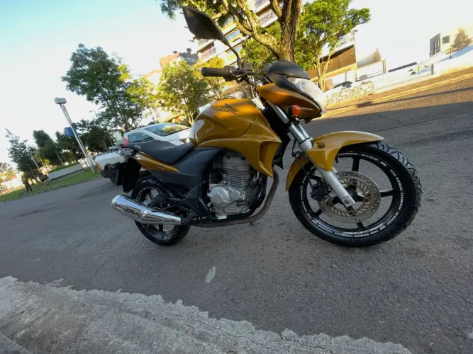 HONDA CB300 TODA ORIGINAL IGUAL NOVA 