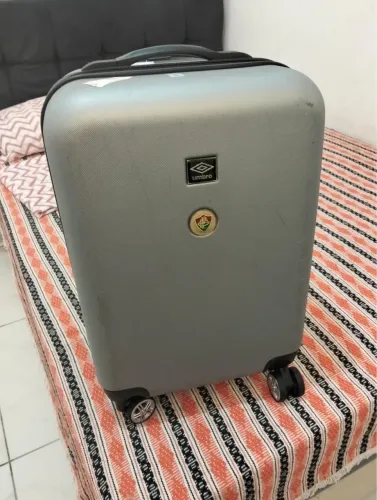 Mala de viagem do flu ? oficial em perfeita estado entrego centro de Caxias valor 289