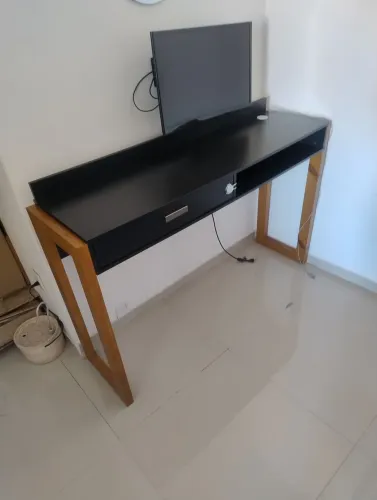Escrivaninha mesa escritório estado de Nova! linda com base em madeira maciça cor preta