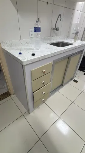 Envelopamento de pias e armários de cozinha