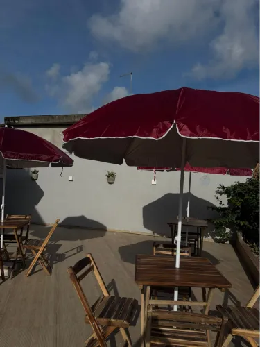 Conjunto de mesas com cadeiras 