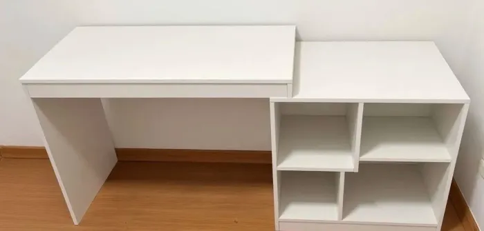 Escrivaninha branca com 4 nichos - ótimo estado! 