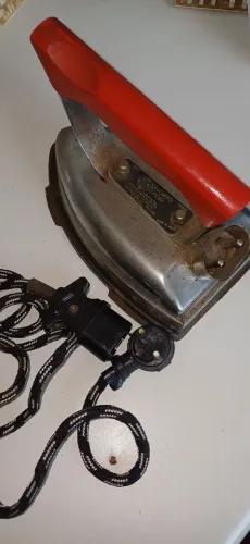 Ferro elétrico antigo R$ 120,00