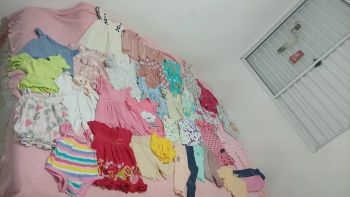 Lote de roupas infantil femininas com 46 peças, e duas fraldas de pano lacrada. 