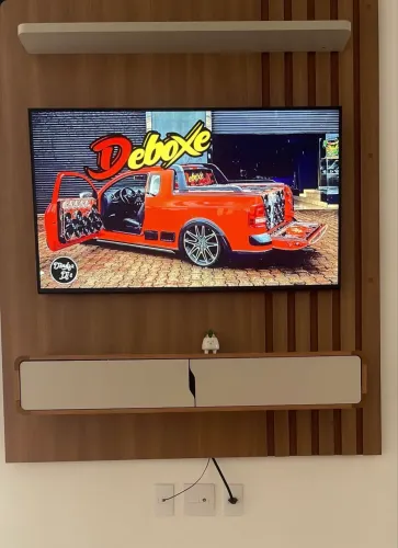 Tv e painel ripado