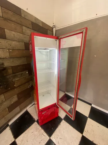Vendo expositora slim porta de vidro 220 volts original e funcionando perfeitamente