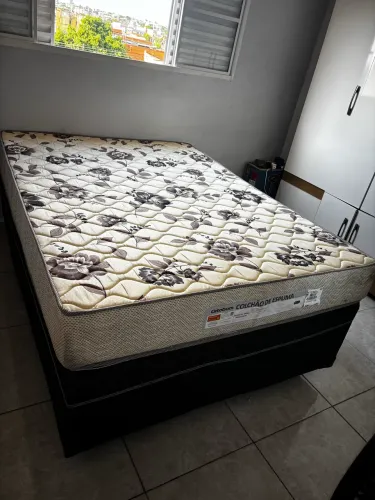 Vendo base da cama de casal com 05 pés + colchão ortobom em perfeito estado.