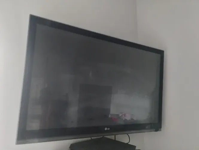 TV LG 42" LED (liga, sem imagem, para retirada de peças)