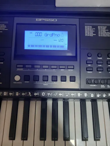Vende se um teclado Bp550 completo com vários ritmos