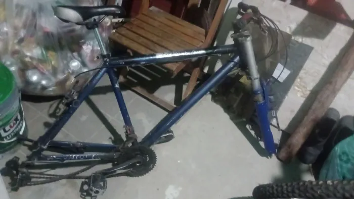 Vende-se um quadro de bicicleta de alumínio completo só falta colocar os pneus.