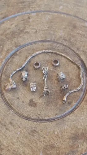 Pulseira Pandora escurecida pelo armazenamento e 5 berloques 