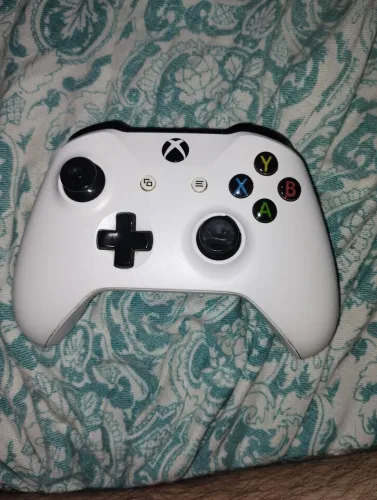 Controle Xbox one s está com analógico esquerdo quebrado