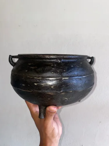 Caldeirão de ferro antigo 