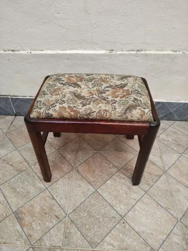 Belíssimo e antigo banquinho com bela estampa