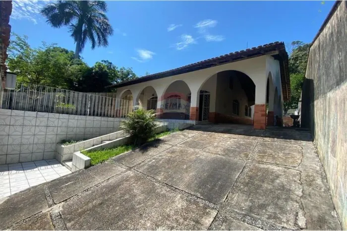 casa com piscina e 4 quartos