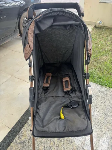 Carrinho de bebê + bebê conforto + bandeja | R$ 700